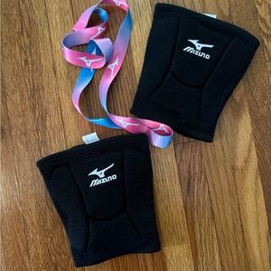Mizuno Black Knee Pads and Lanyard